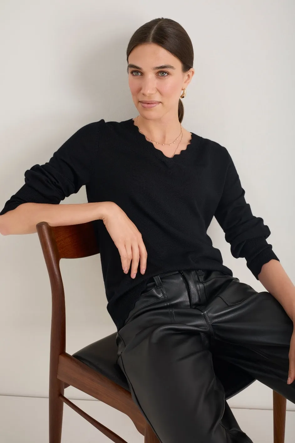 Fleurine Scallop V-Neck Jumper - Black